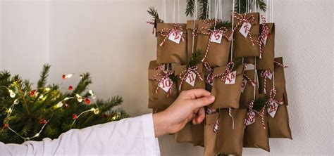 DIY adventný kalendár z vrecúšok zavesených na špagáte