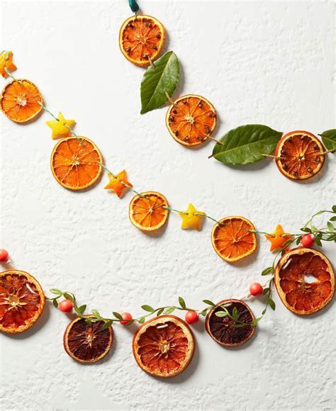 DIY girlanda z prírodných materiálov ako sú šišky, sušené pomaranče a vetvičky