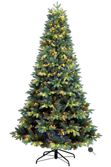 fotografia vianočného stromčeka so žltým teplým LED osvetlením