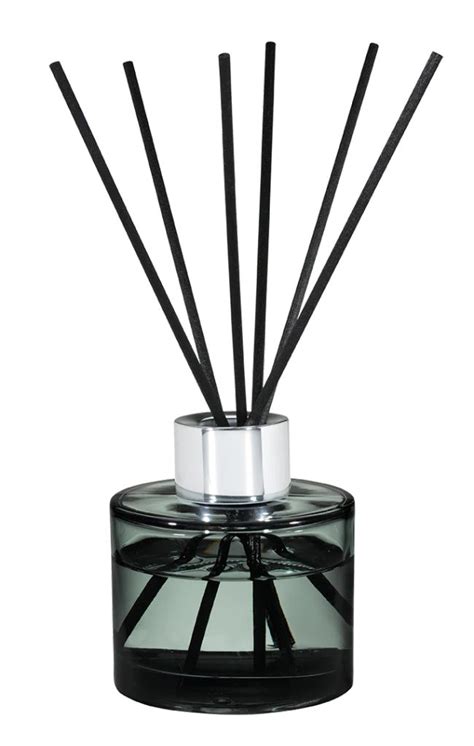 Ilustrácia rôznych voňavých produktov pre domácnosť (difuzér, sviečka, auto-osviežovač)