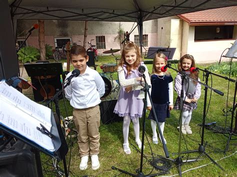 Tematické foto osláv Dňa matiek v seniorcentre, s vystúpením detí a seniorov