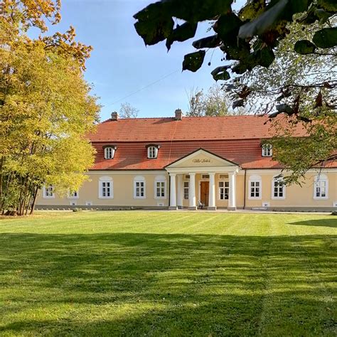 Záber na exteriér kaštieľa Château Belá s priľahlým parkom