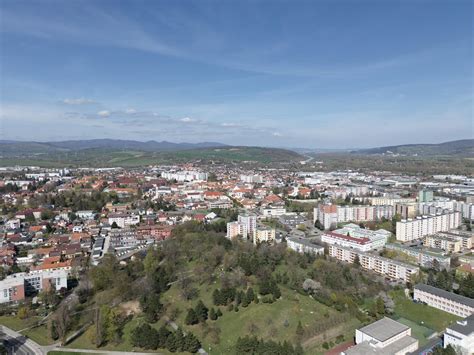Rodina prechádzajúca sa zimnou lesoparkom pri Bratislave.