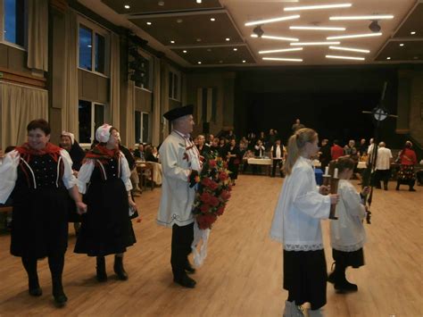 Ľudia v smútočnom oblečení s parodickým sprievodom a basou na márach.