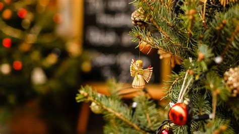 Detail zdobeného vianočného stromčeka s rôznymi ozdobami a svetielkami