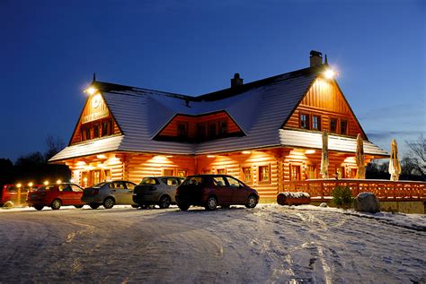 Záber na exteriér celodreveného hotela Koliba Gréta v tradičnom liptovskom štýle