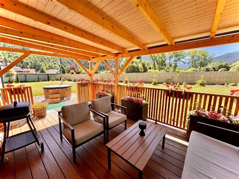 Wellness zóna s vírivkou pod holým nebom v areáli Koliby Gréta