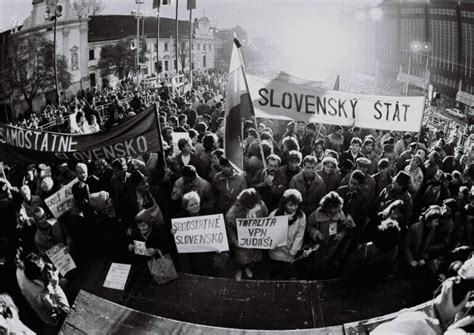 Archívna fotografia demonštrujúcich študentov v roku 1989