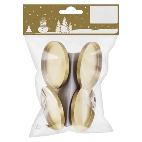 Detail kovových bodcov na sviečky zapichnutých do adventného venca