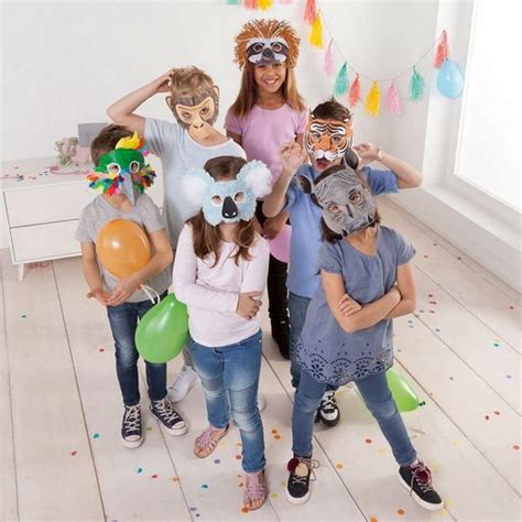 Ilustrácia: deti vyrábajúce papierové masky a dekorácie