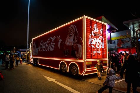 Vianočný kamión Coca-Cola s ľuďmi a Santovou dedinkou