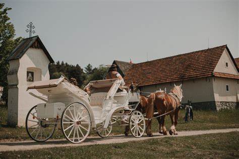 biela limuzína a svadobný koč pred Dómom sv. Alžbety