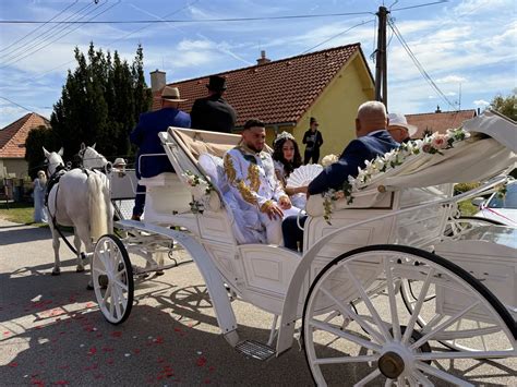 nevesta v bielom koči jazdiaca centrom mesta