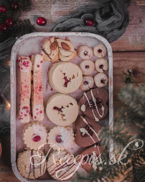 Rôzne vianočné pečivo pripravené na zmrazenie