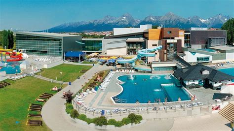 Letecký záber na areál AquaCity Poprad s výhľadom na Vysoké Tatry