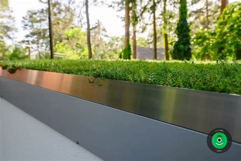 Detail zelenej stužky pripnutej na slávnostnom oblečení.