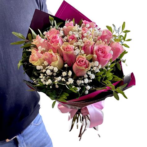 Detailný záber na kyticu z jemných bledoružových ruží s gypsomilkou