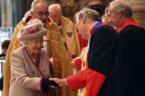 Tematické foto: hostia prichádzajúci do Westminsterského opátstva