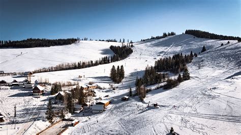 Fotografia exteriéru SKI ČIERNY BALOG s prírodným okolím a reštauráciou