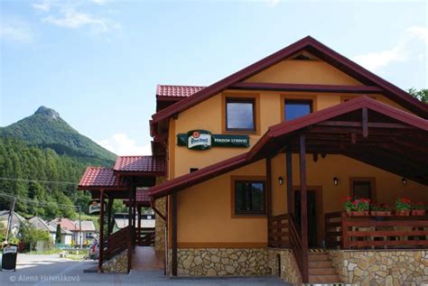 Pohľad na Penzión Lykovec s okolitou prírodou Muránskej planiny