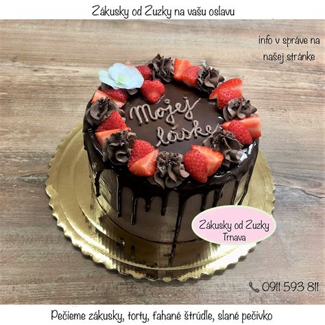 Ukážka dúhovej torty s jasnými farbami.