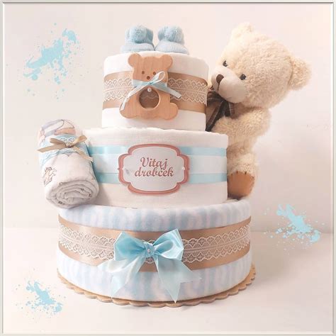 Plienková torta ozdobená cumlíkmi, hračkami a stužkami.