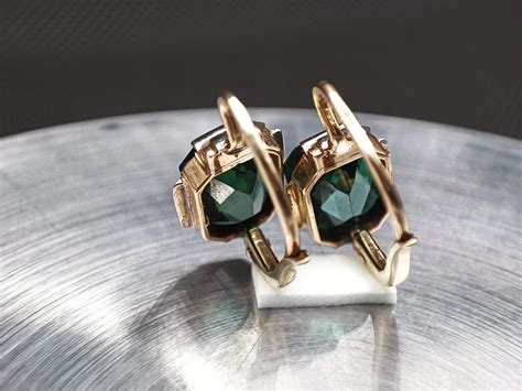 ilustračné foto: dobové predmety a šperky, symbolizujúce vintage štýl