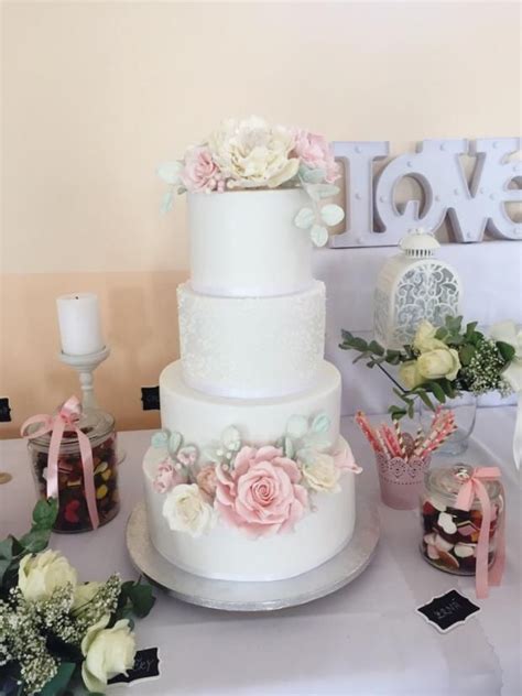 svadobná kytica s vintage kvetmi v pastelových farbách