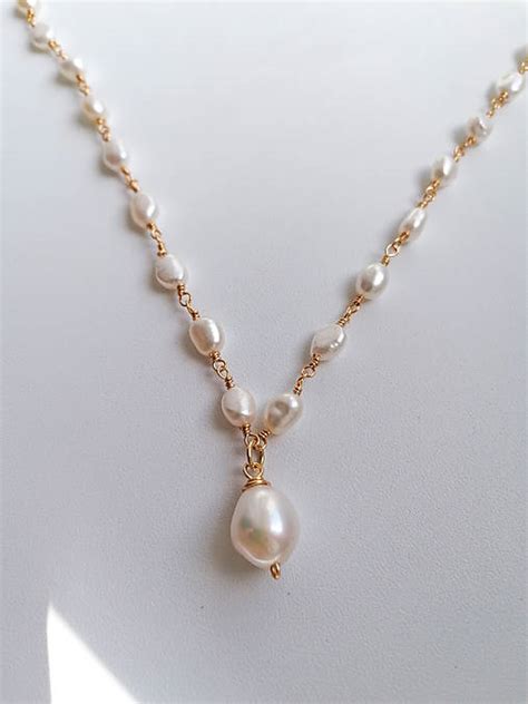 detail vintage šperkov: perlový náhrdelník a diamantové náušnice