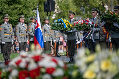 Tematické foto: veterán kladúci veniec na pietnom akte