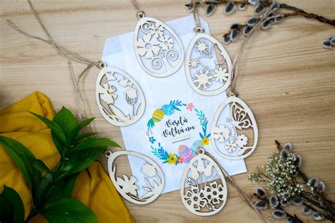 kolekcia rôznych veľkonočných omaľovánok vrátane zajačikov a mandál