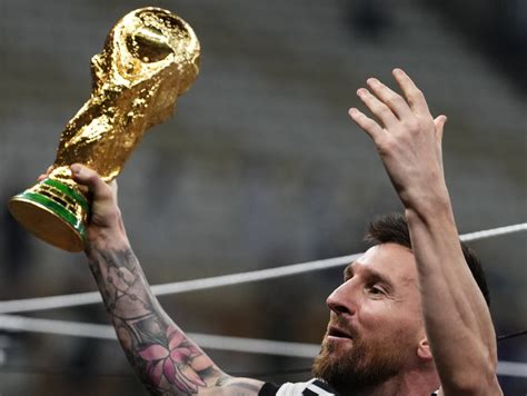 Fotografia víťazného tímu s trofejou a diplomami