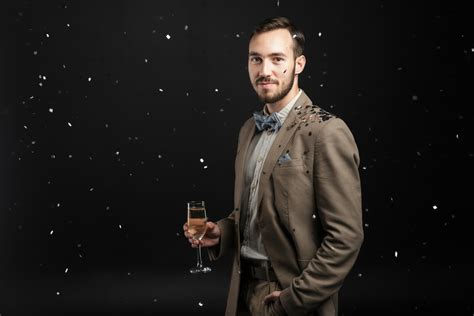 Tematická fotografia: muž prednášajúci prípitok s pohárom v ruke pred zhromaždenými ľuďmi na oslave