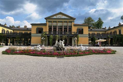 Historické foto: Kaiservilla v Bad Ischli obklopená záhradami.