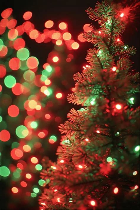 Inšpiratívna koláž vianočnej výzdoby z balónov v červenej, zlatej a zelenej farbe