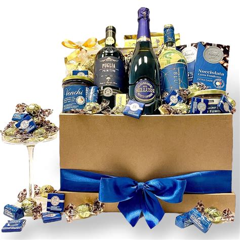 ilustračné foto zabalených darčekov a darčekových košov