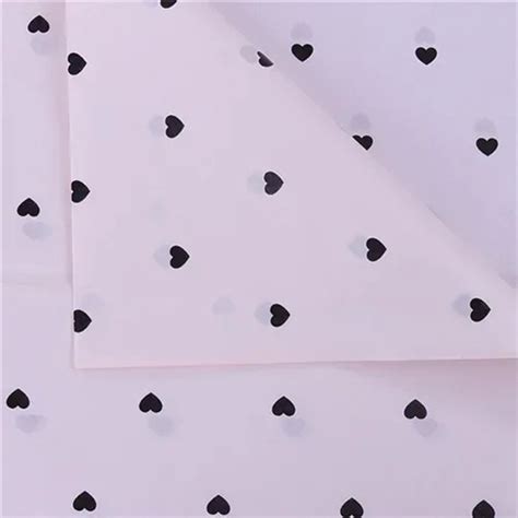 fľaša zabalená do baliaceho papiera s ozdobnou harmonikou