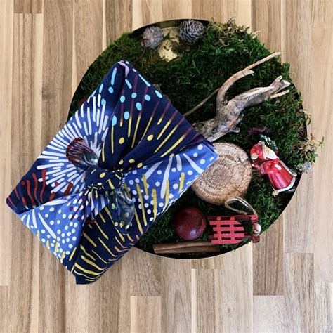 darček zabalený technikou furoshiki