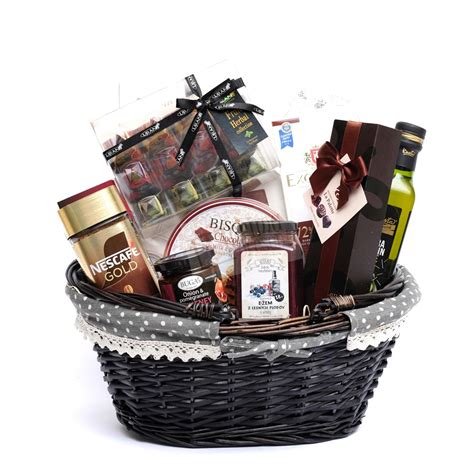 darčekový kôš zabalený do celofánu s mašľou