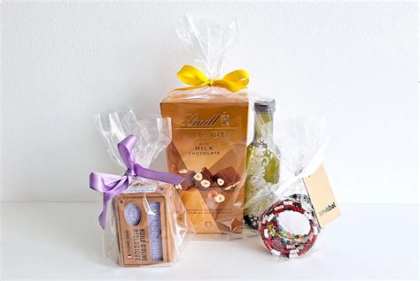 rôzne predmety zabalené v celofánových vreckách