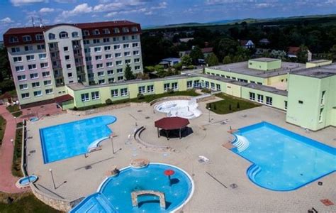 Záber na areál Kúpeľov Číž s okolitou zeleňou a budovou liečebného domu