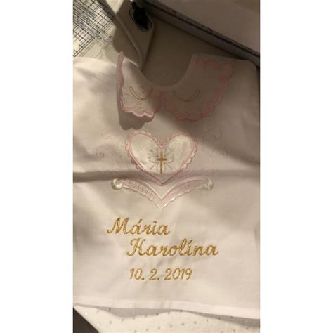 Detailný záber na jemnú výšivku mena a dátumu na detskej krstnej košieľke