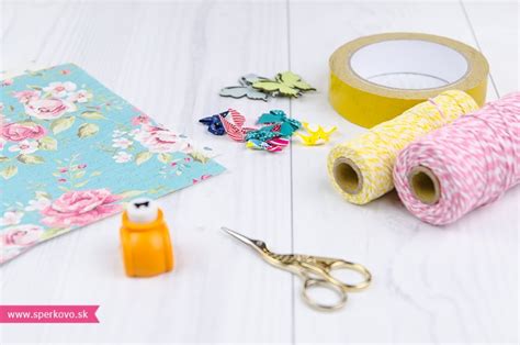 Návod na DIY pohľadnicu so scrapbooking prvkami a raznicami