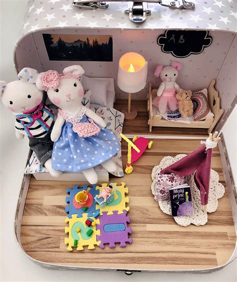 Ilustračná fotografia interiéru prenosného domčeka Playmobil s rodinkou a domácimi zvieratkami.