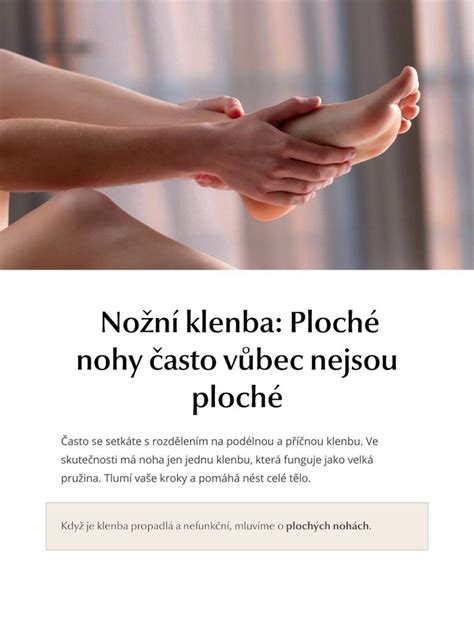 fotografia kňaza umývajúceho nohy veriacim