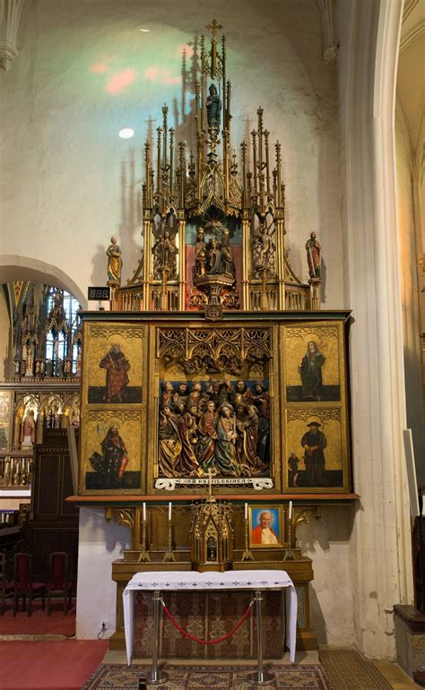 obnažený oltár v kostole