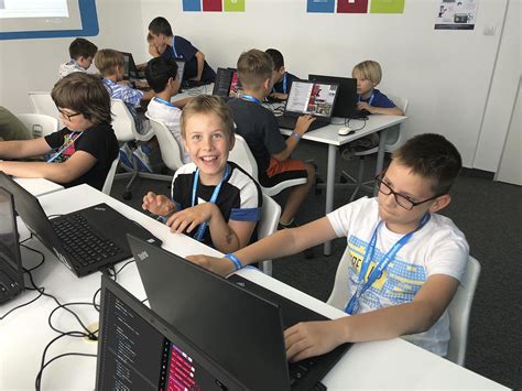 deti pracujúce s počítačmi v Logiscool