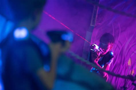 deti hrajúce laser game