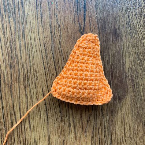 Ručne háčkovaný nos snehuliaka v tvare mrkvičky