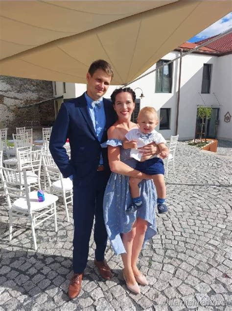 Tematické foto: rodičia a krstní rodičia s bábätkom na krstinách v kostole